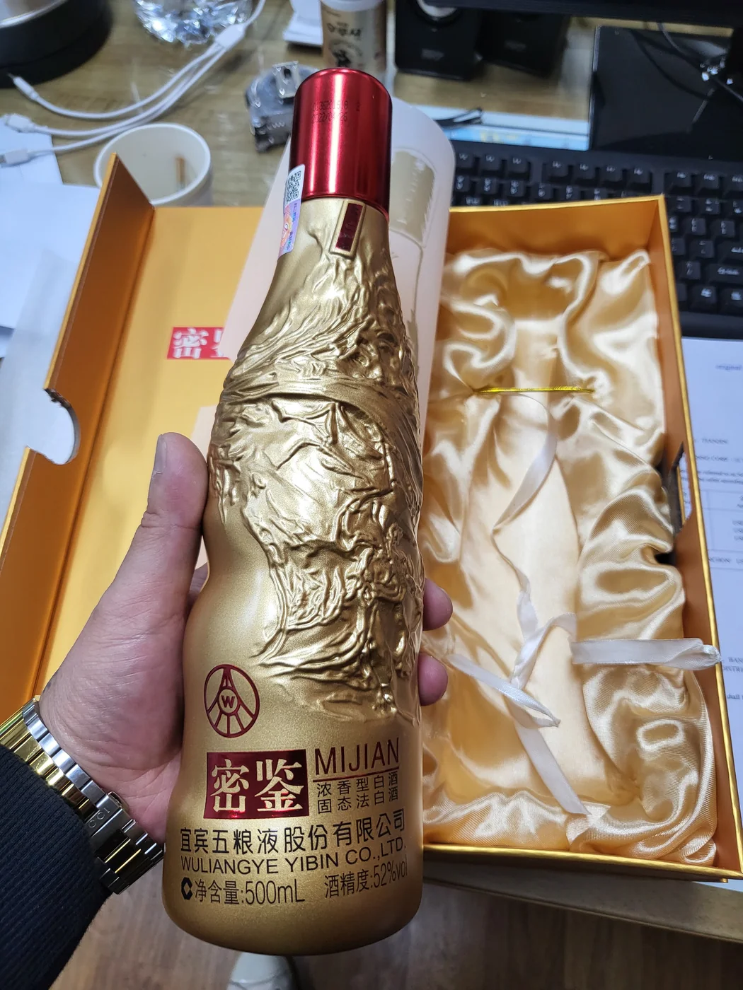 금색 중국 주류 병